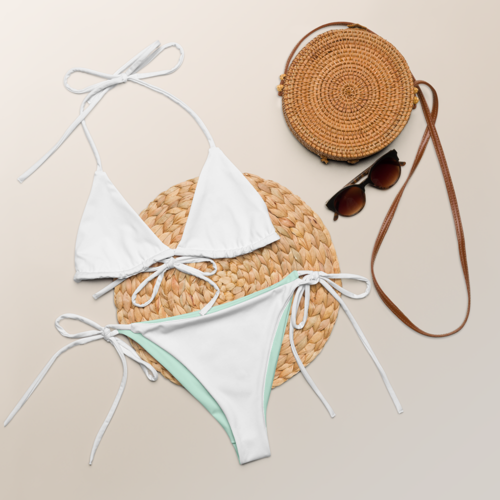 Weiß-mintfarbenes String-Bikini-Set aus recyceltem Material