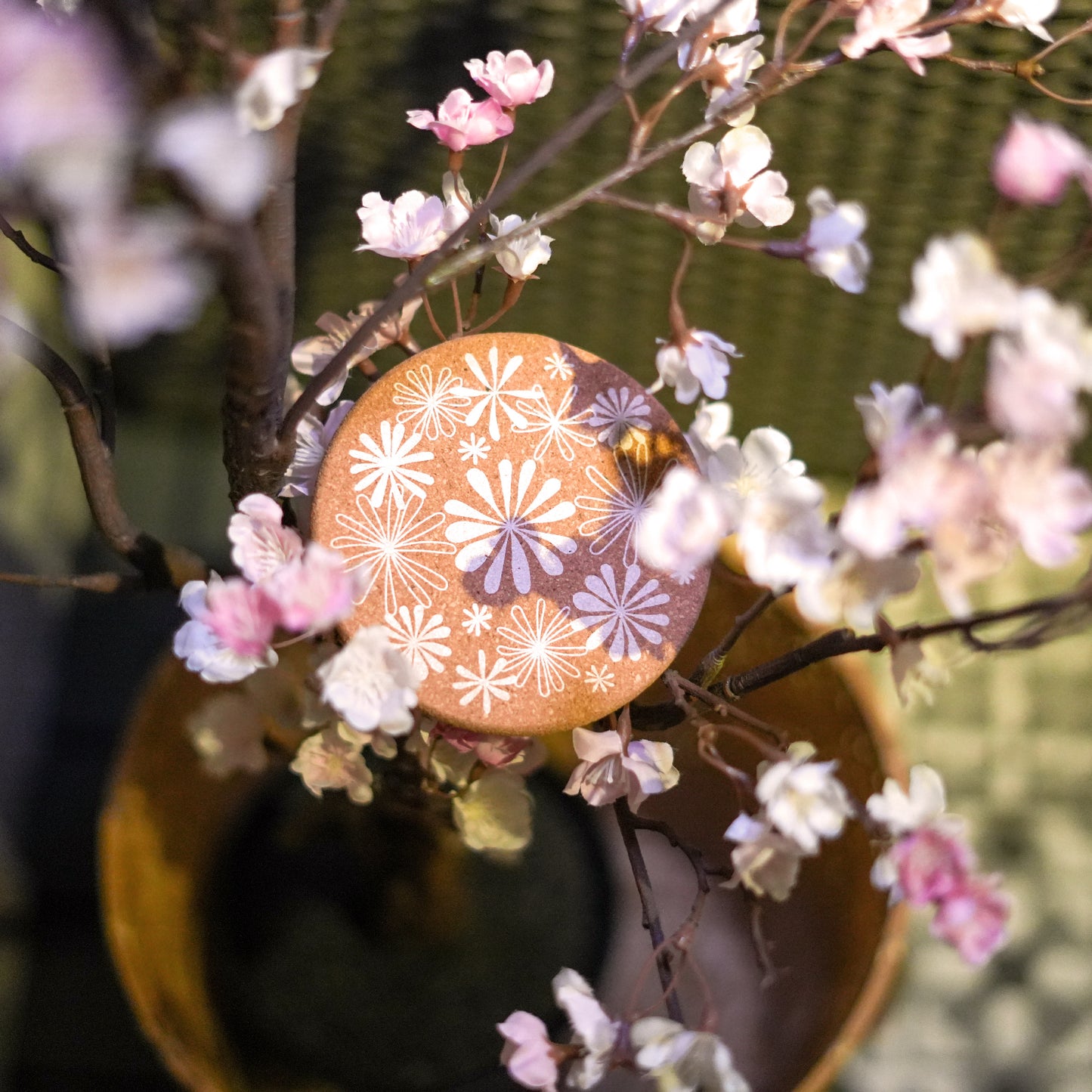 Blossom - Schwarz-weißes Untersetzer-Set aus Kork mit Blumenmuster